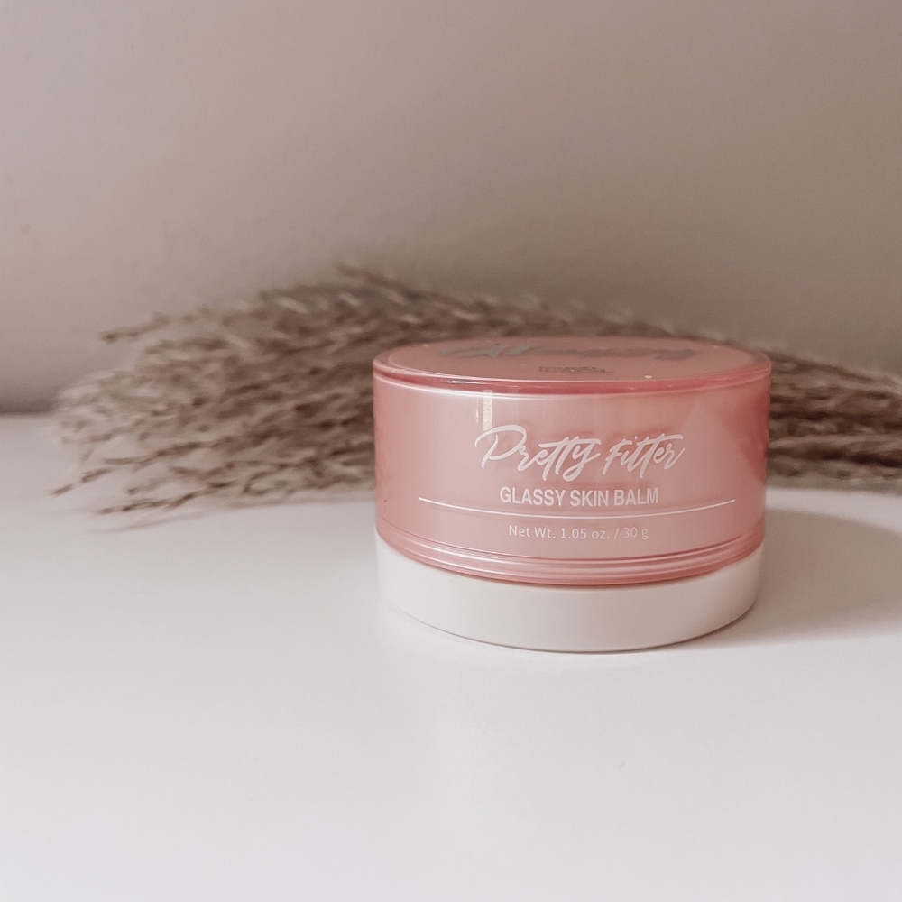 touch in SOL Pretty Filter Glassy Skin Balm